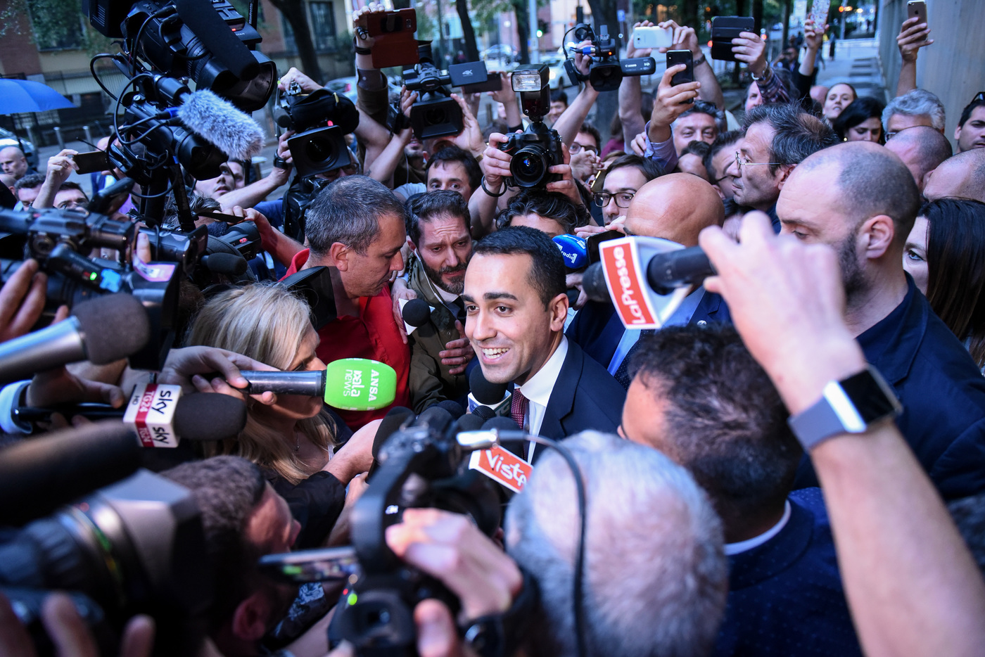 Italia indignata dopo parole Oettinger. Intanto Di Maio azzera impeachment e rilancia governo M5S-Lega