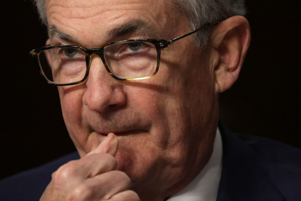 Domare l’inflazione comporterà tassi alti per un po’, da Powell pillola amara per investitori