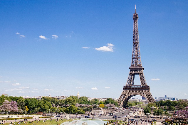 Docce e blackout Torre Eiffel:  Ue si prepara a ridurre consumi di gas quest’inverno