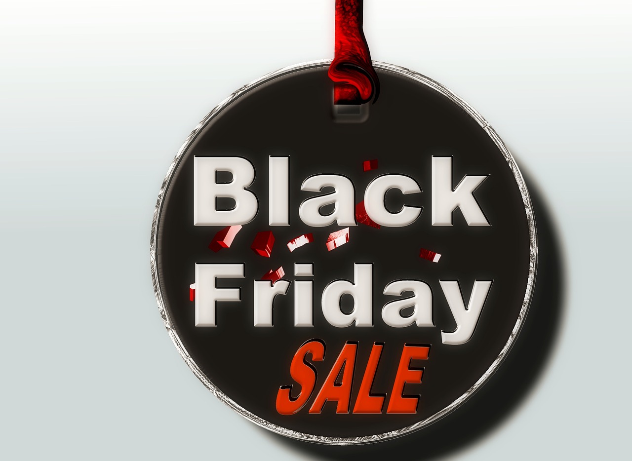 Black Friday: caccia ai regali di Natale con lo sconto, ma occhio alle truffe