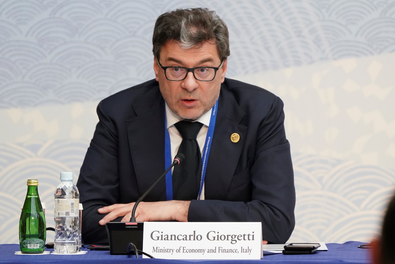 Caro mutui, banche collaborino. L’appello di Giorgetti mentre è incubo tassi