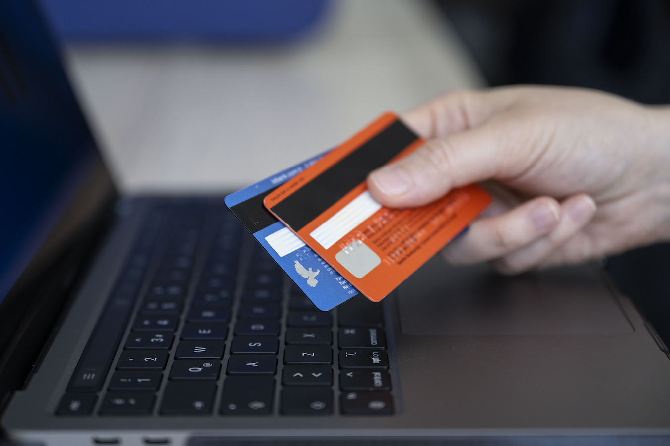 Dal caffè al bar, alla baby sitter fino agli acquisti online: i vantaggi dell’euro digitale