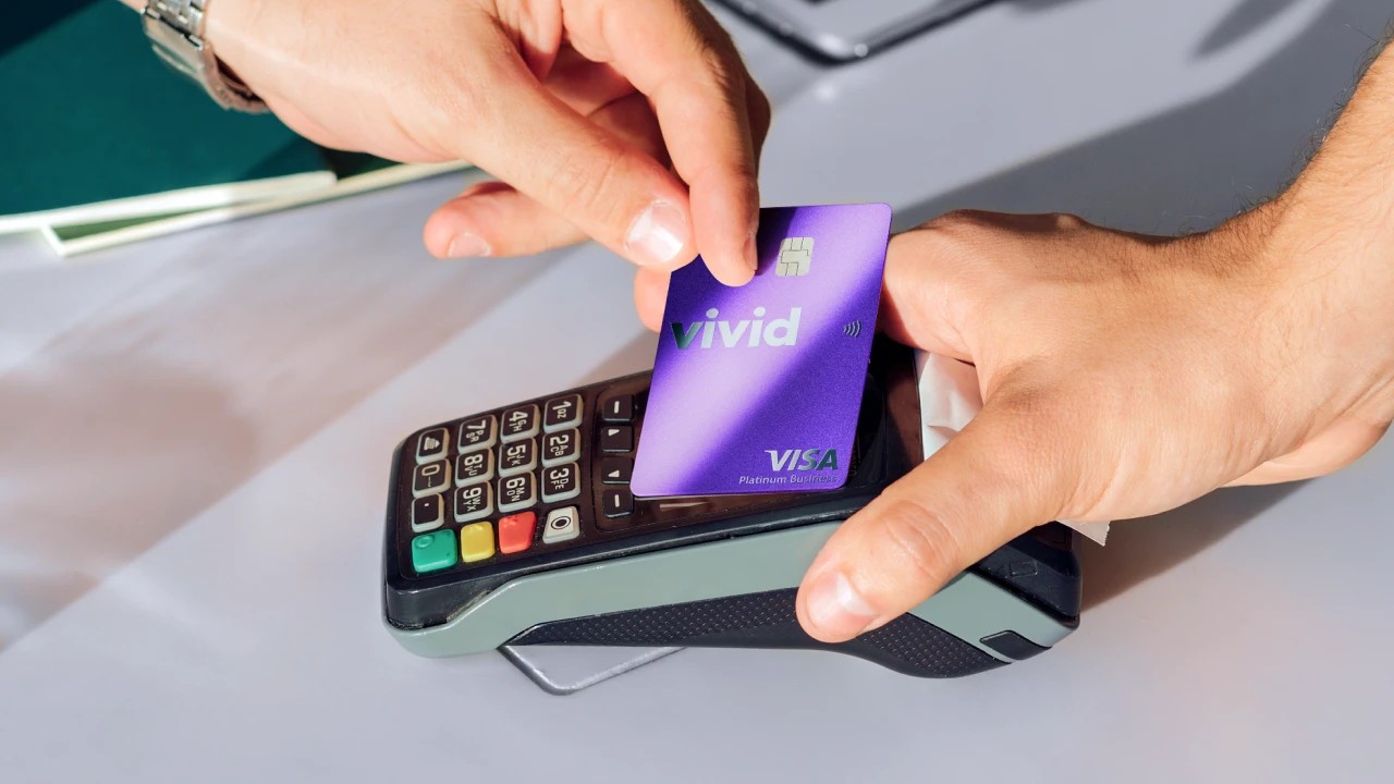 Col conto Vivid guadagni il 4% di interessi e cashback del 10% sulle spese aziendali
