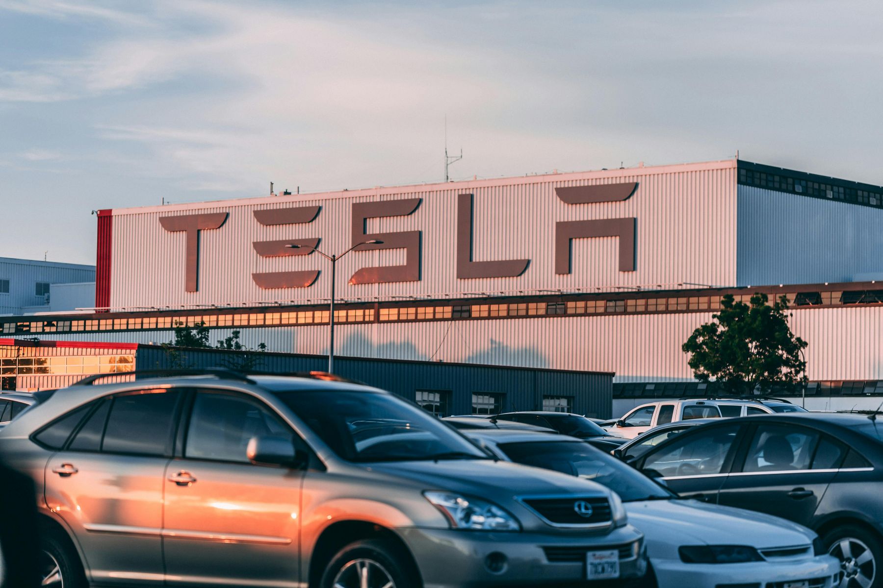Tesla in calo: ricavi giù del 10% e consegne in frenata